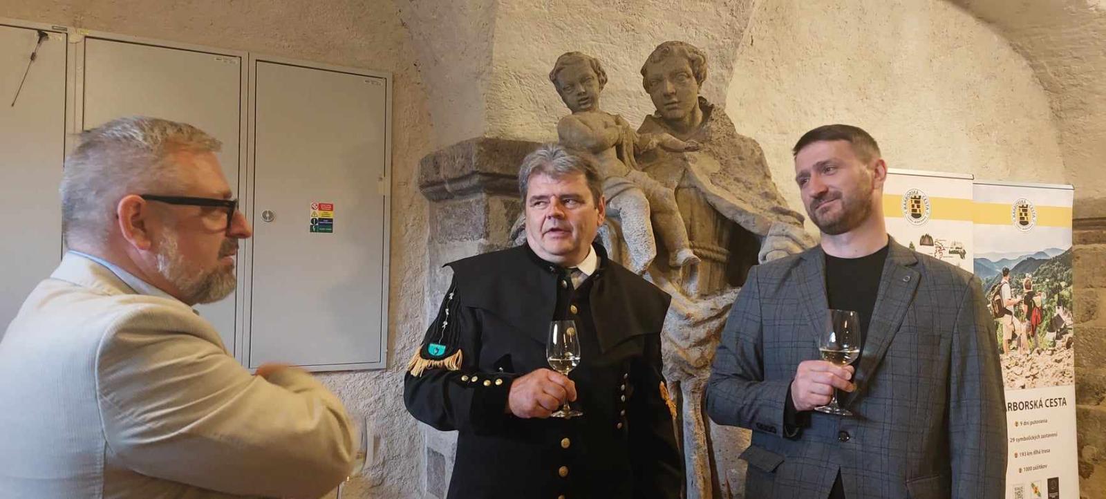 Mesto Kremnica sprístupnilo výstavu s názvom „MUŽI A ŽENY V BANÍCTVE“