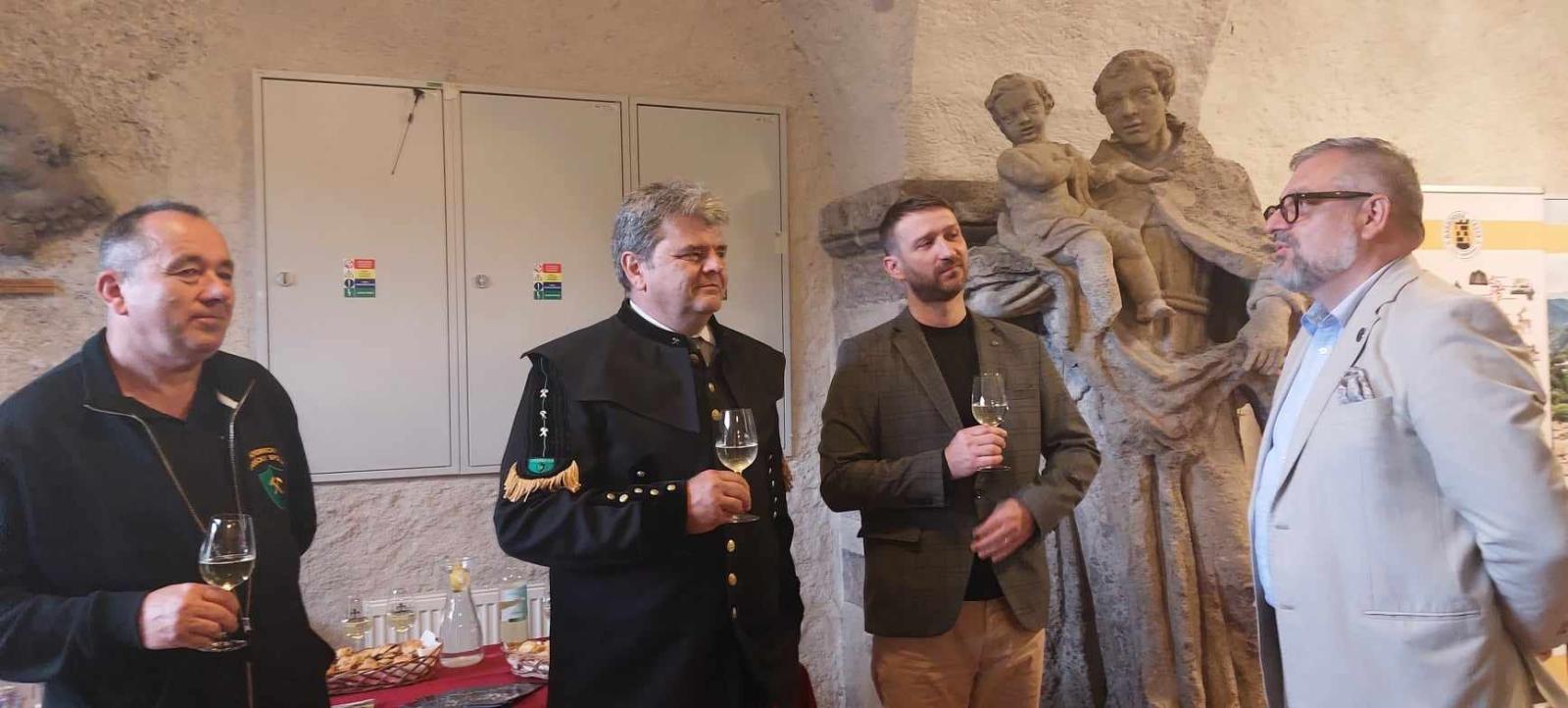 Mesto Kremnica sprístupnilo výstavu s názvom „MUŽI A ŽENY V BANÍCTVE“