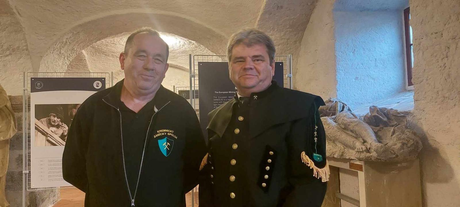 Mesto Kremnica sprístupnilo výstavu s názvom „MUŽI A ŽENY V BANÍCTVE“