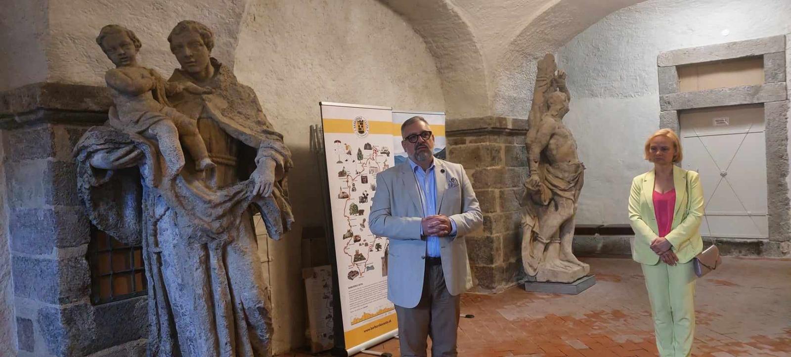 Mesto Kremnica sprístupnilo výstavu s názvom „MUŽI A ŽENY V BANÍCTVE“