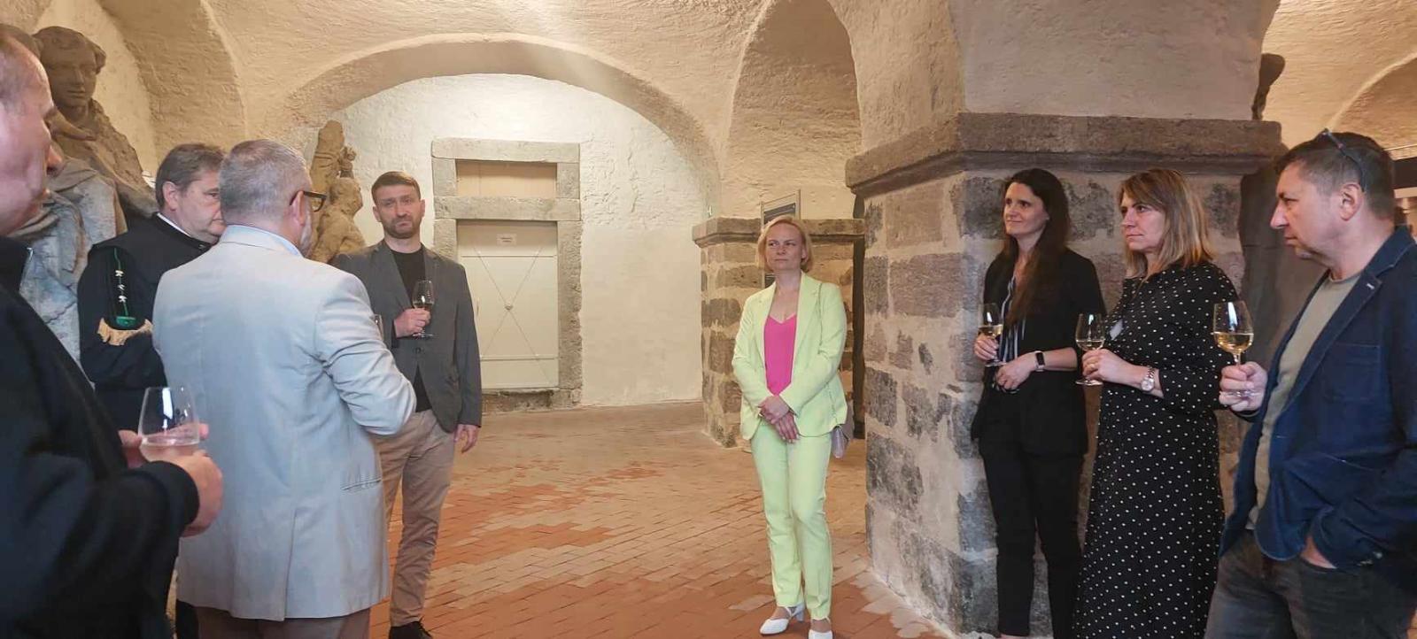 Mesto Kremnica sprístupnilo výstavu s názvom „MUŽI A ŽENY V BANÍCTVE“